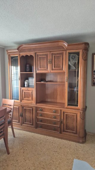 Mueble de comedor madera y cristal