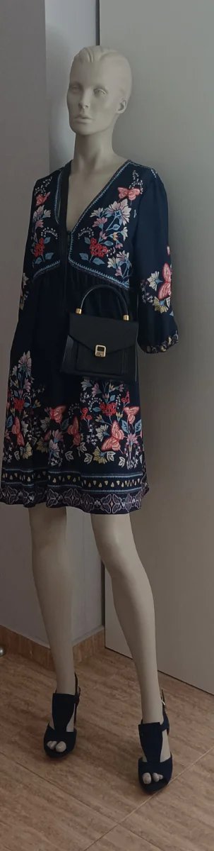 Vestido azul con estampado floral y mariposas