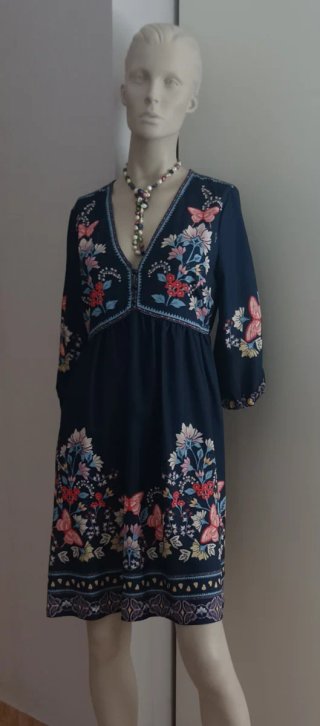 Vestido azul con estampado floral y mariposas