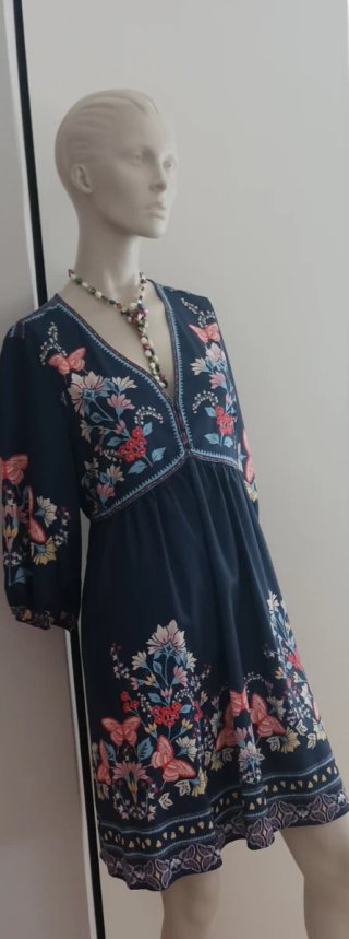 Vestido azul con estampado floral y mariposas