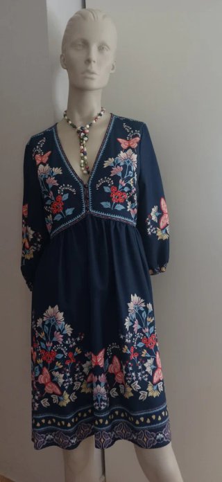 Vestido azul con estampado floral y mariposas