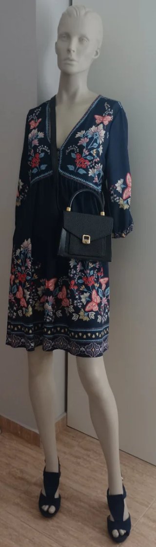 Vestido azul con estampado floral y mariposas