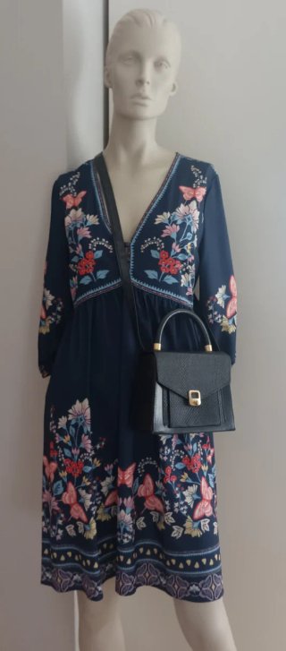 Vestido azul con estampado floral y mariposas