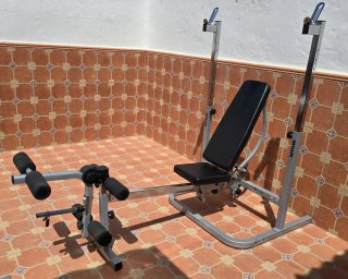 Banca Kettler y Barra Olímpica con discos.