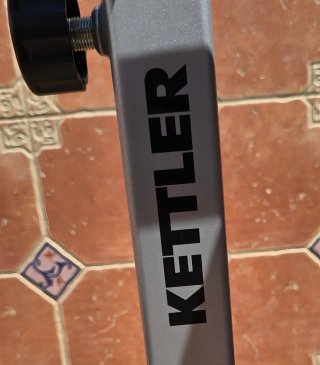 Banca Kettler y Barra Olímpica con discos.
