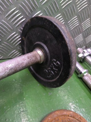 Pesas y barras de gimnasio