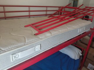 Litera metálica roja