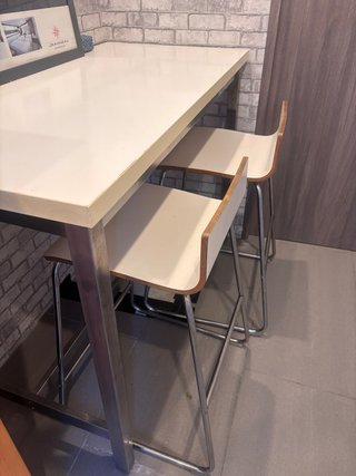 Mesa alta moderna con 2 taburetes