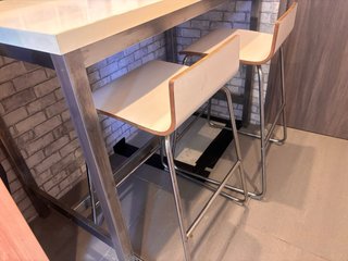 Mesa alta moderna con 2 taburetes
