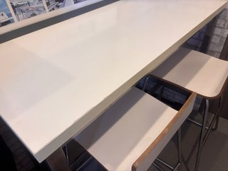 Mesa alta moderna con 2 taburetes