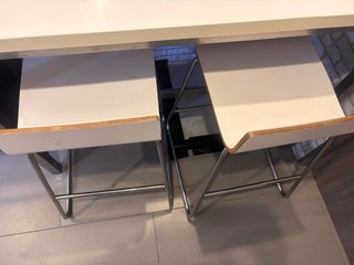 Mesa alta moderna con 2 taburetes