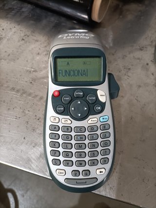 - DYMO etiquetadora portátil con teclado LCD
