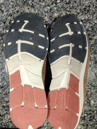Zapatos Fluchos Marrones y Blancos muy cómodos.