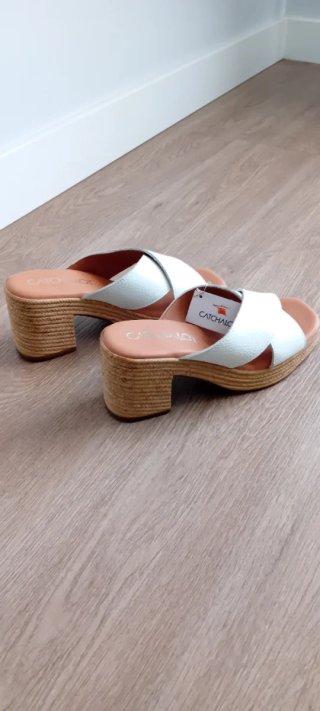 Sandalias de cuña blancas y tacón beis