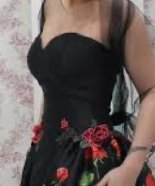 Vestido de ceremonia negro con rosas rojas