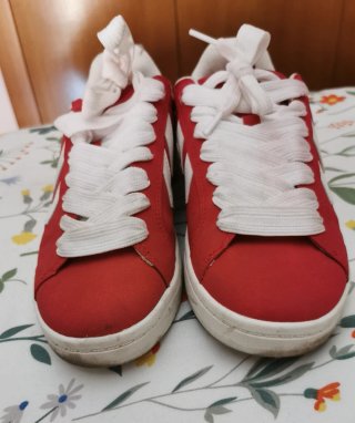 Zapatillas Hummel rojas y blancas