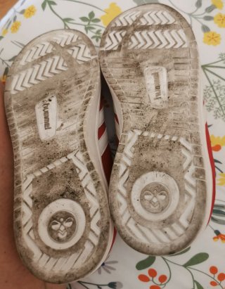 Zapatillas Hummel rojas y blancas