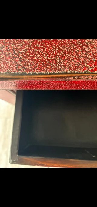 Mueble de madera rojo y verde