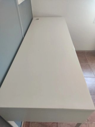 Escritorio blanco con cajones