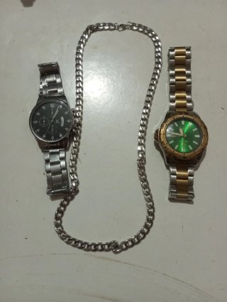 Cadena de plata y dos relojes