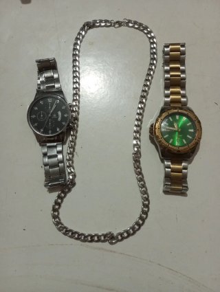 Cadena de plata y dos relojes