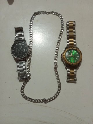 Cadena de plata y dos relojes
