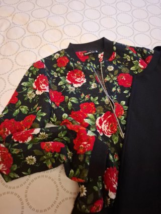 Vestido negro y chaqueta bomber floral