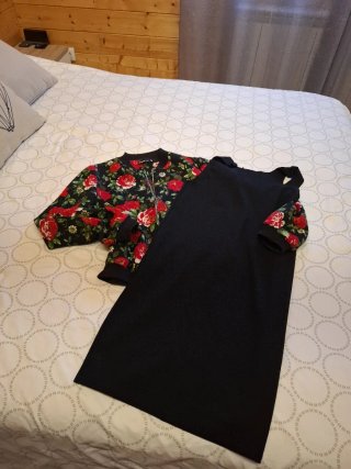 Vestido negro y chaqueta bomber floral