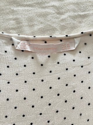 Camiseta blanca topos negros
