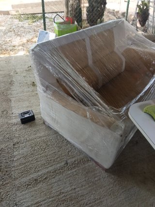 Sofá de tela beige