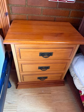 Base de cama con somier y mesitas