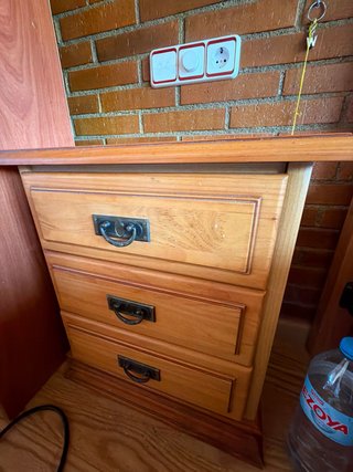 Base de cama con somier y mesitas