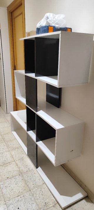 Estantería modular blanca y negra