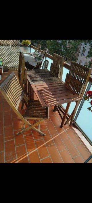 Mesa extensible y 4 sillas plegables madera