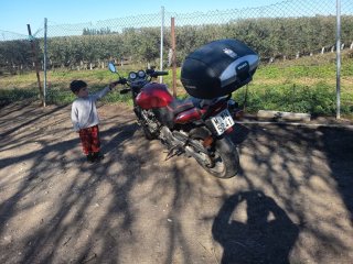 Honda Naked Roja y Negra con Baúl