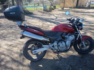Honda Naked Roja y Negra con Baúl
