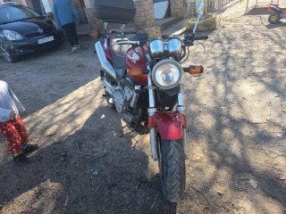 Honda Naked Roja y Negra con Baúl