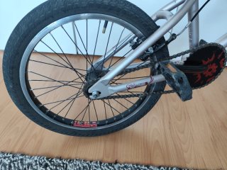 Bicicleta BMX modelo b'Twin X-up Decathlon Plata y