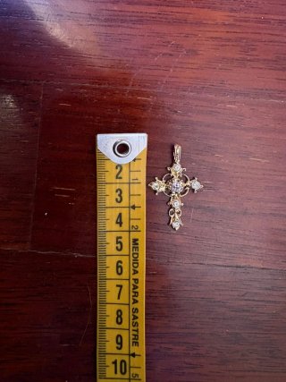 Cruz de baño de oro adornada con circonitas