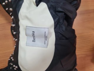 Chaqueta de cuero negra con diseño