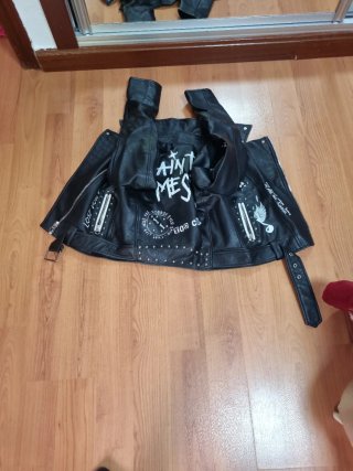 Chaqueta de cuero negra con diseño