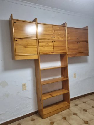 Mueble de madera con estantería
