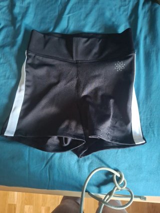 Pantalones cortos deportivos negros y blancos