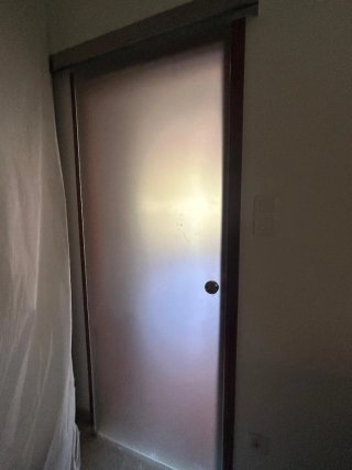 Puerta corredera cristal translúcido con guía