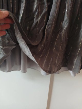 Camisa gris con detalles plateados
