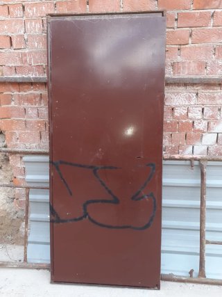 Puerta metálica industrial