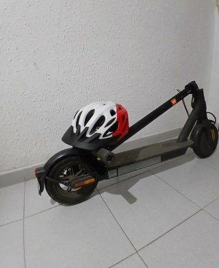 Patinete eléctrico Xiaomi con casco