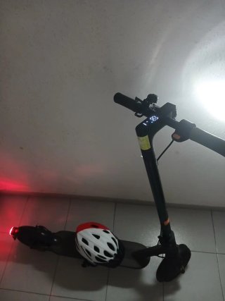 Patinete eléctrico Xiaomi con casco