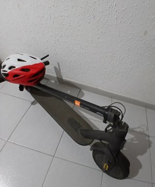 Patinete eléctrico Xiaomi con casco