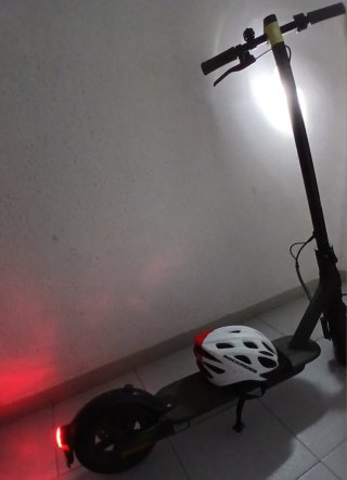 Patinete eléctrico Xiaomi con casco